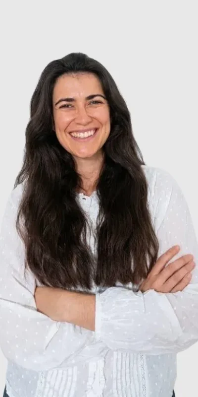 Laura Frías, tutora de MIR Enfurecido, sobre fondo blanco